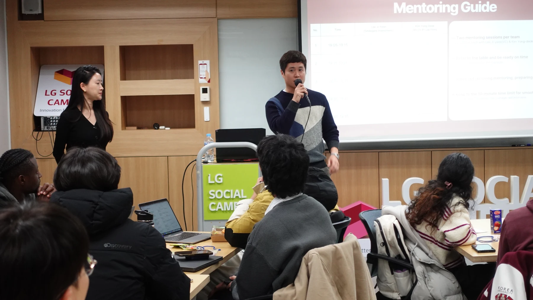 2025 고려대학교 창업 프로그램에서 발표하는 김용덕 변리사