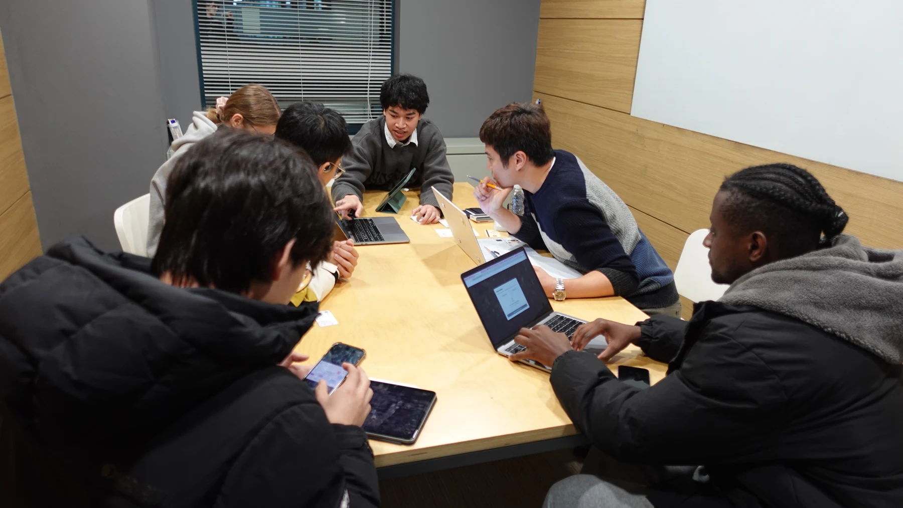 창업팀과 마주 앉아 기술 및 특허 이슈를 검토하는 김용덕 변리사